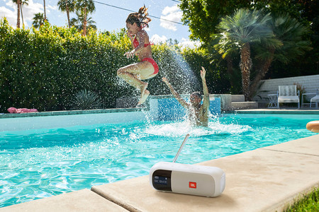 JBL presenta sus nuevas radios portátiles Tuner 2 y Tuner XL, dos modelos que podrás llevar a la piscina