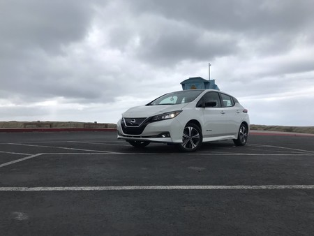 Manejamos el Nissan LEAF Plus y nos demostró que la batalla por mayor autonomía no se detiene