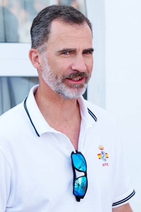 De polo y menorquinas: el Rey Felipe sabe cómo vestir en verano con un look que querrás llevar
