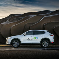 Ya puedes salvar a tu viejo coche de gasolina con combustible sintético, pero llenar el depósito te saldrá más caro que el coche