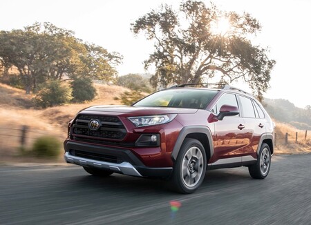 El Toyota RAV4 2021 estrena asistencias de manejo en México desde su versión base