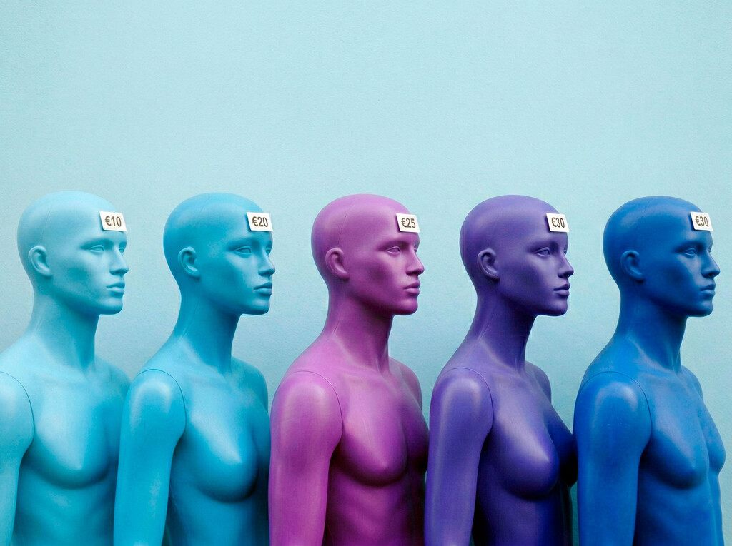 Vivimos una epidemia de soledad y el mercado ya tiene su solución habitual: que pagues por hacer amigos