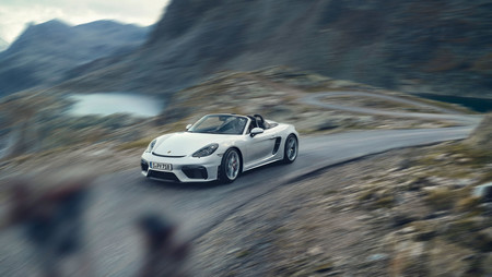 Los Porsche 718 GTS y GT4 sucumben al cambio automático, pero aún ofrecen caja manual para los puristas