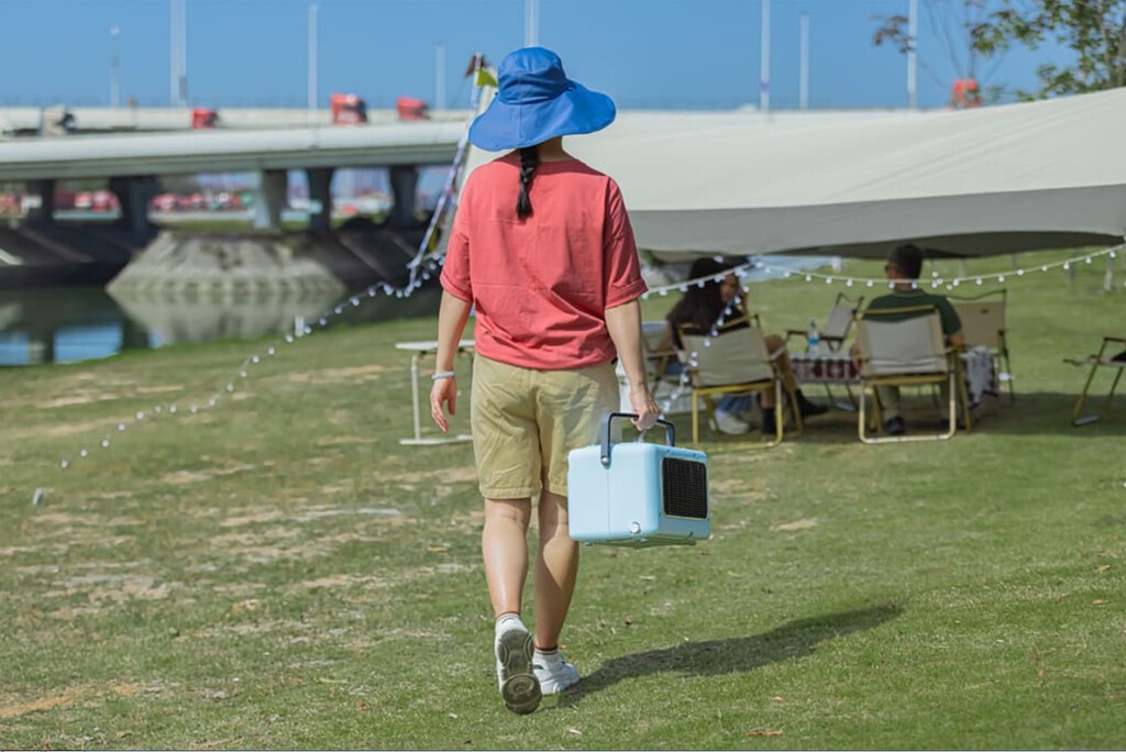 Parece una nevera de playa, pero quiere ser la revolución en los aires acondicionados portátiles: ligero y de bajo consumo 