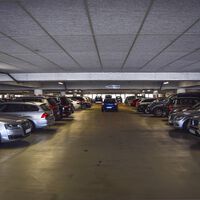 Confirmado por la Ley de Propiedad Horizontal: los propietarios pueden aparcar un coche y una moto en la misma plaza de parking, pero la comunidad puede prohibirlo 