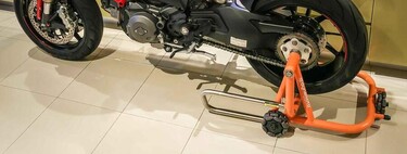 Este caballete multidireccional puede mover la moto en cualquier dirección y es perfecto para garajes pequeños 