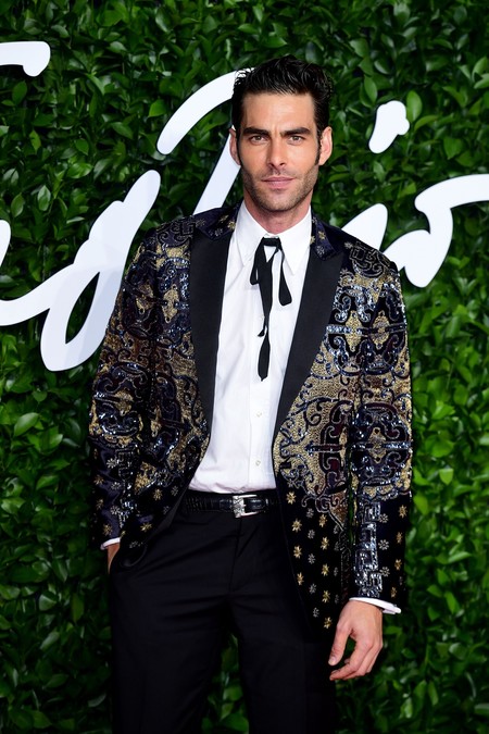 Jon Kortajarena destaca en los British Fashion Awards con su smoking de Etro