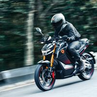 Pinta radical, barata y con 140 km de autonomía. Merecía la pena esperar por esta moto eléctrica sin carnet