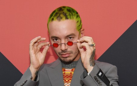 J Balvin falla al adoptar el oversize en la alfombra roja de los MTV VMAs