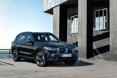 El BMW iX3 se actualiza a nivel estético y tecnológico, con una conducción semiautonóma de nivel 2