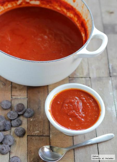 Salsa intensa de tomate con chocolate y vermut. Receta