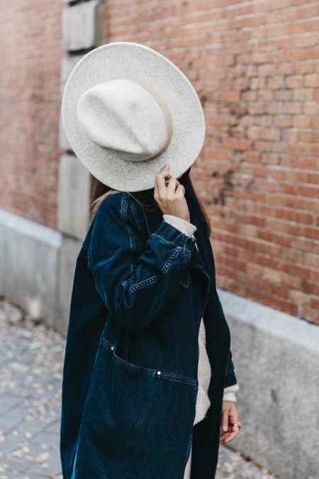 Denim Coat White Outfit Grey Hat Lack Of Colors Sneakers Outfit Street Style 8 790x1185