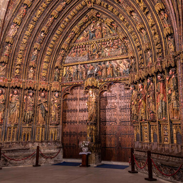 Podría ser una catedral, pero es una iglesia: el impresionante pórtico que espera en uno de los pueblos más bonitos de Álava