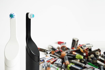 Este cepillo de dientes eléctrico se recarga con el movimiento de tu mano