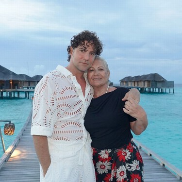 David Bisbal, 41 años, sobre su infancia: "Cuando volvía a casa del colegio merendaba lo que mi madre había hecho para comer. Éramos muy de cuchara, unas lentejas, unas habichuelas, una berza… la comida andaluza es un arte"   