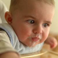 Las regurgitaciones del bebé remiten con el tiempo