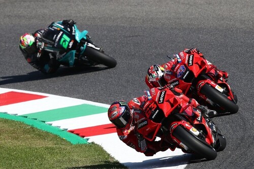 Pecco Bagnaia mantiene la hegemonía de Ducati en Mugello batiendo a Álex Rins; Valentino Rossi, penúltimo en casa