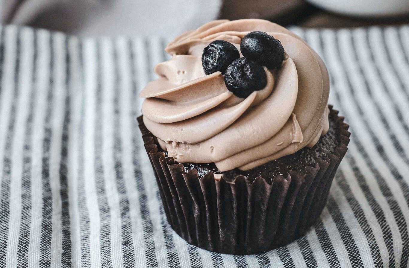 Cómo hacer cupcakes de chocolate, sencillos y esponjosos. Receta casera