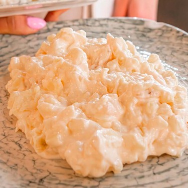 El truco definitivo de los bares andaluces para bordar la ensaladilla de gambas no está en cómo cueces la patata, sino con qué 