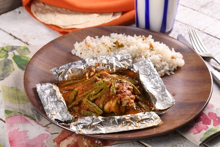 Cómo hacer mixiotes de pollo con nopales en papel aluminio. Receta tradicional mexicana