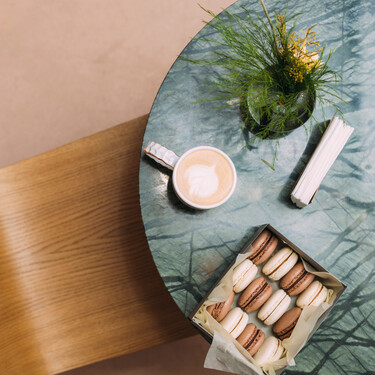 En esta mesa de comedor rebajada en JYSK caben hasta cinco comensales y es perfecta para pisos pequeños