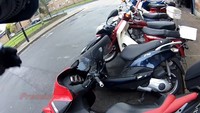 Efecto dominó en una aparcamiento de motos 