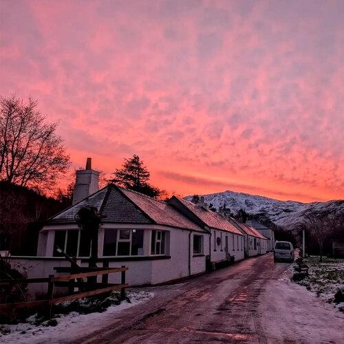 El pub del fin del mundo está en un pueblo de Escocia al que no llegas en coche: o vas en ferry… o te das un paseo de 25 kilómetros 