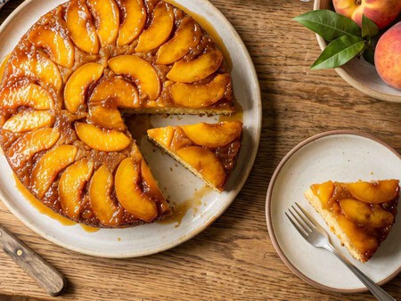 Cómo hacer un pastel volteado con duraznos en almíbar y harina para hot cakes: una receta sin horno y que queda lista en solo 1 hora