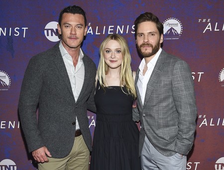 Los protagonistas de The Alienist llevan tan bien el traje tanto dentro como fuera de la serie