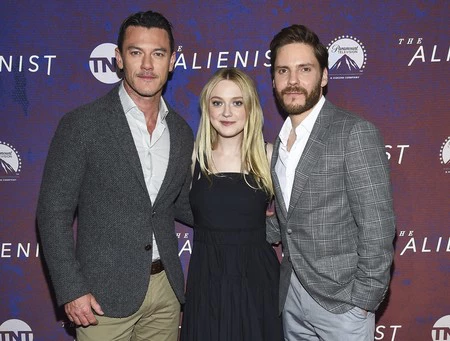 Los protagonistas de The Alienist llevan tan bien el traje tanto dentro como fuera de la serie