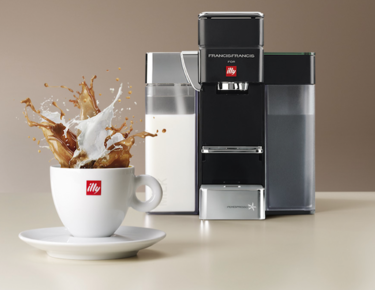 Para los más cafeteros, illy presenta su primera máquina de café con leche