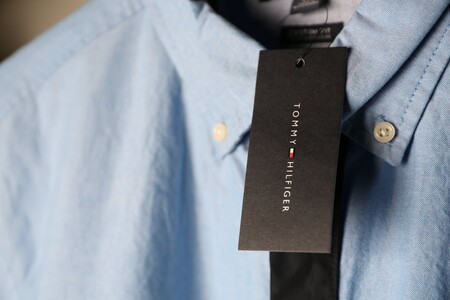 Chollos en tallas sueltas de camisetas, pantalones o chalecos Tommy Hilfiger a la venta en Amazon