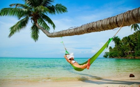 Los accesorios que te protegen del sol, indispensables en tu bolsa de la playa