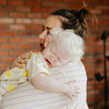 Cinco frases que usan los padres más inteligentes emocionalmente con sus hijos y que son mejores que "no llores"