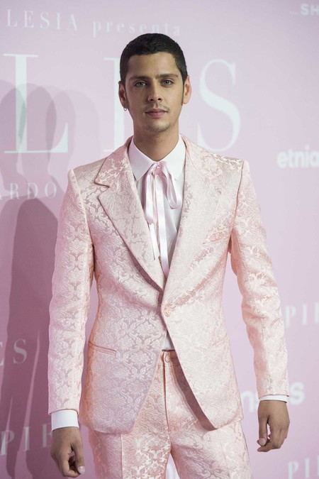 Los 'pink boys' de Eduardo Casanova en la premiere de 'Pieles'