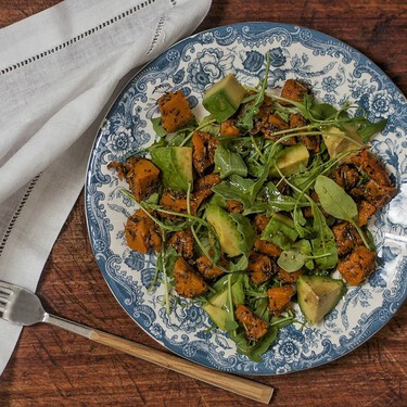 Esta ensalada con calabaza es el complemento perfecto que una cena saludable necesita