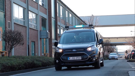 Ford propone usar luces para que los coches autónomos se comuniquen con los peatones