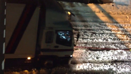 Y esto es un Suzuki Jimny que arrastra un camión sobre la nieve