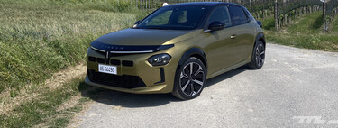 Probamos el Lancia Ypsilon: un utilitario que entra por los ojos, gasta poquísimo y se mete en la guerra premium