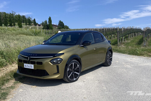 Probamos el Lancia Ypsilon: un utilitario que entra por los ojos, gasta poquísimo y se mete en la guerra premium