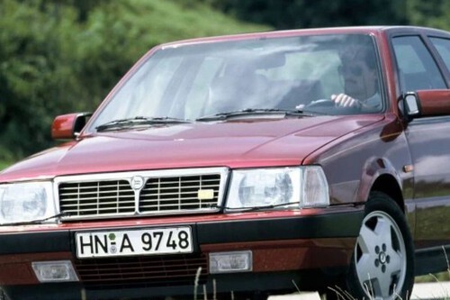 Pode não parecer, mas há um motor V8 da Ferrari escondido dentro deste sedã | Imagem:  Lancia