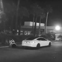 Un Tesla Model S semiautónomo aparece en un vídeo donde parece tumbar a un robot en el CES Las Vegas