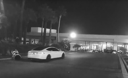 Un Tesla Model S semiautónomo aparece en un vídeo donde parece tumbar a un robot en el CES Las Vegas