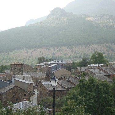 Es uno de los pueblos más bonitos de España: solo 90 habitantes, casas negras y una espectacular cascada de 120 metros 