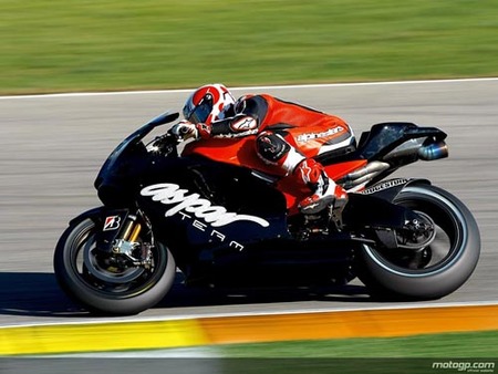 Casey Stoner sigue dominando la categoría