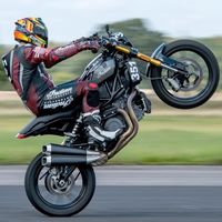 Más récords para la Indian FTR1200: con un caballito a 234 km/h es la moto más rápida a una rueda de Gran Bretaña