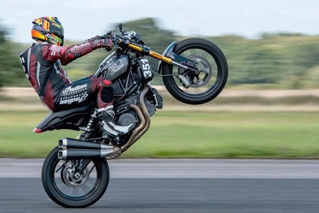 Más récords para la Indian FTR1200: con un caballito a 234 km/h es la moto más rápida a una rueda de Gran Bretaña