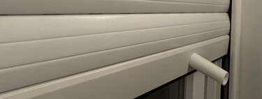 Me lo enseñó mi abuela y va de lujo: el truco del calcetín para limpiar las persianas y dejarlas como nuevas