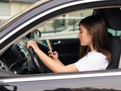 ¿Qué es lo que más te distrae al conducir? Los lapsus más peligrosos y cómo el vehículo te ayuda a prevenirlos 