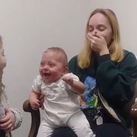 Las más tiernas carcajadas de una bebé sorda al oír por primera vez